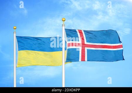 Ucraina e Islanda due bandiere su flagpoli e cielo blu Foto Stock