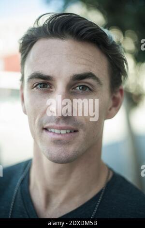 Ritratto di giovane bell'uomo all'aperto Foto Stock