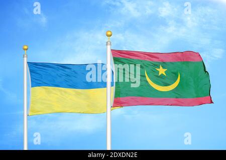 Ucraina e Mauritania due bandiere su paletti e cielo blu Foto Stock