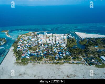 Maldive, Atollo Kaafu, veduta aerea del villaggio sull'isola di Huraa Foto Stock