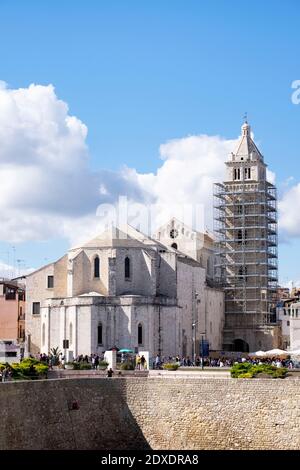 Italia, Puglia, Barletta, Cattedrale di Santa Maria maggiore con campanile in ristrutturazione Foto Stock