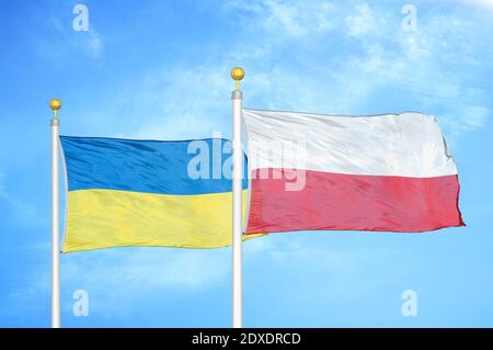 Ucraina e Polonia due bandiere su paletti e cielo blu Foto Stock