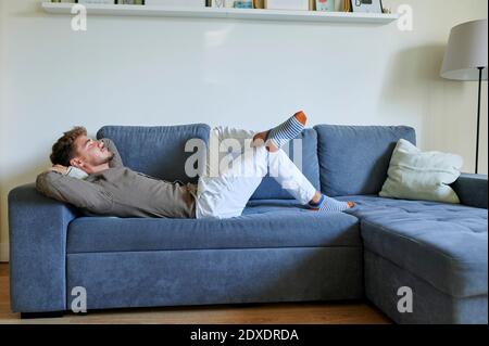 Giovane uomo che dorme su un cuscino riscaldante elettrico in camera da  letto di notte Foto stock - Alamy