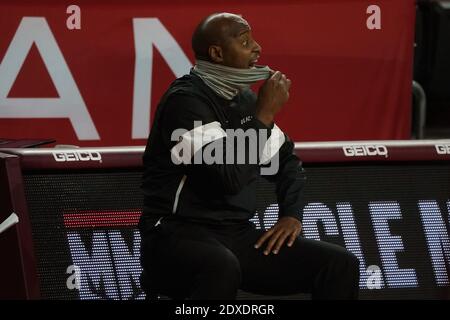 Il capo allenatore di Long Beach, Jeff Cammon, indossa una maschera durante una partita di pallacanestro femminile dell'università NCAA contro i Trojan della California meridionale, Wedn Foto Stock