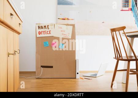 Scatola di cartone utilizzata per creare un ufficio a casa a domicilio realizzato localmente per la cena piano della camera Foto Stock