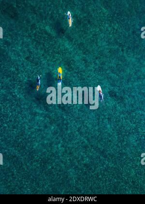 Vista aerea dei surfisti che nuotano nelle acque turchesi dell'Arabo Mare Foto Stock