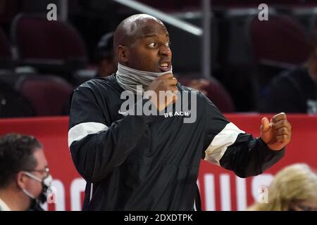 Il capo allenatore di Long Beach, Jeff Cammon, indossa una maschera durante una partita di pallacanestro femminile dell'università NCAA contro i Trojan della California meridionale, Wedn Foto Stock