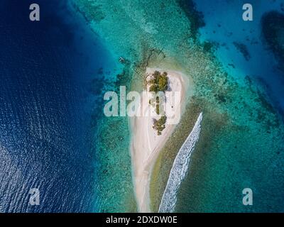 Isola tropicale sul mare, vista aerea Foto Stock