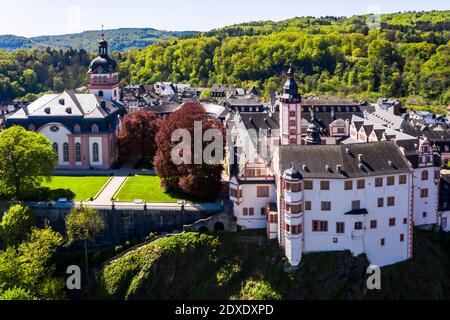 Germania, Weilburg, Castello di Weilburg con palazzo barocco, antico municipio e chiesa del castello con torre, vista aerea Foto Stock