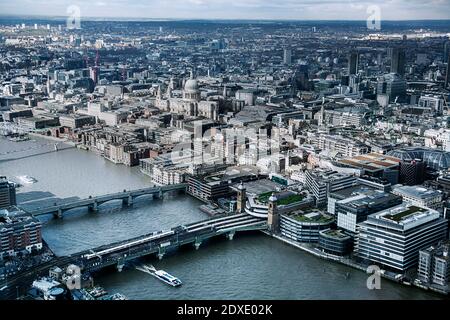 Regno Unito, Londra, cattedrale di St Pauls e fiume Tamigi, vista aerea Foto Stock