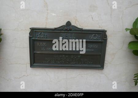 Glendale, California, USA 23 dicembre 2020 UNA visione generale dell'atmosfera dell'attrice Clara Bow's grave in Sanctuary of Heritage nel Mausoleo della libertà al Forest Lawn Memorial Park il 23 dicembre 2020 a Glendale, California, USA. Foto di Barry King/Alamy Stock foto Foto Stock