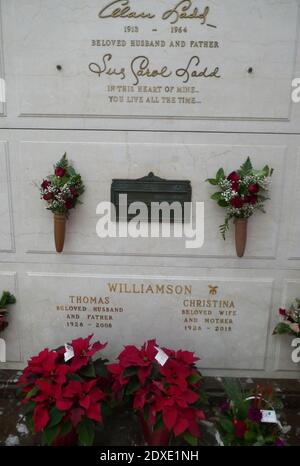 Glendale, California, USA 23 dicembre 2020 una visione generale dell'atmosfera della tomba dell'attore Alan Ladd e dell'attrice Clara Bow's grave in Sanctuary of Heritage in the Freedom Mausoleum al Forest Lawn Memorial Park il 23 dicembre 2020 a Glendale, California, USA. Foto di Barry King/Alamy Stock foto Foto Stock