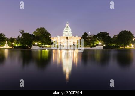 USA, Washington DC, Campidoglio degli Stati Uniti all'estremità orientale del National Mall di notte Foto Stock