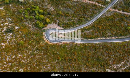 Vista aerea della curva di tornante della strada di montagna Foto Stock