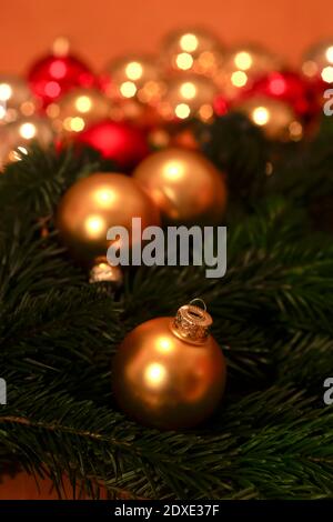 Baubles di Natale color oro Foto Stock