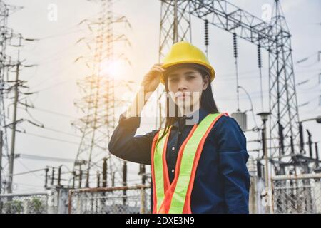 Donne Ingegneria toccare su elmetto di sicurezza in piedi esterno lavoro luogo di lavoro morbido fuoco Foto Stock