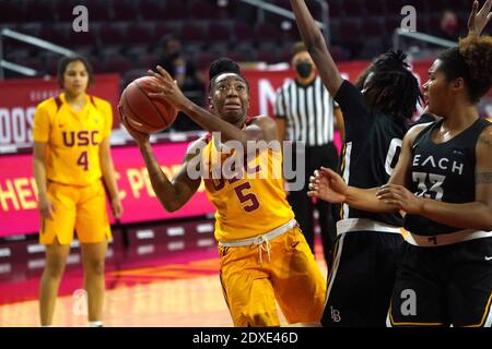 Sud California Trojans avanti Jordan Sanders (5) è difeso da Long Beach Stato guardia Ma'Qhi Berry (0) nel primo Metà durante un college NCAA Foto Stock