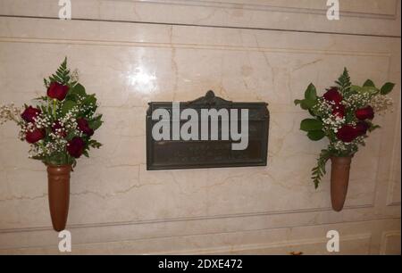 Glendale, California, USA 23 dicembre 2020 UNA visione generale dell'atmosfera dell'attrice Clara Bow's grave in Sanctuary of Heritage nel Mausoleo della libertà al Forest Lawn Memorial Park il 23 dicembre 2020 a Glendale, California, USA. Foto di Barry King/Alamy Stock foto Foto Stock