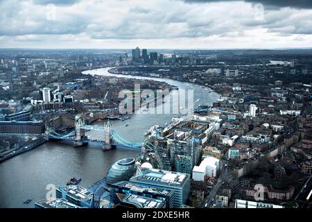 Regno Unito, Londra, Tower Bridge e il Tamigi, vista aerea Foto Stock