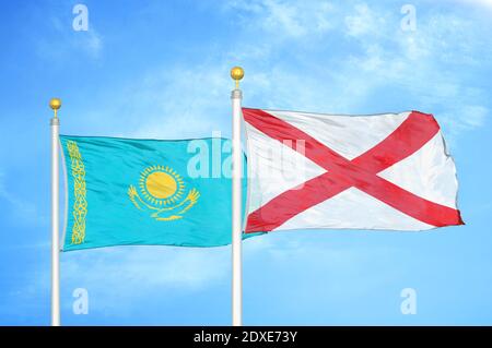 Kazakistan e Irlanda del Nord due bandiere su flagpoli e blu cielo Foto Stock