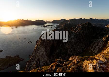 Bellissimo tramonto sulla montagna a Festvagtinden, Lofoten, Norvegia Foto Stock