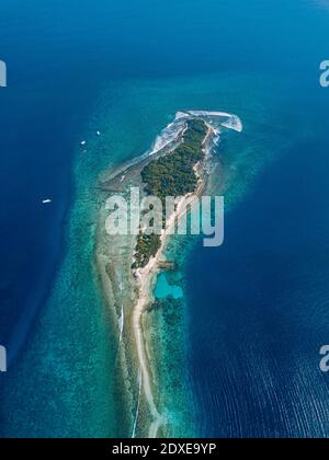 Isola tropicale sul mare, vista aerea Foto Stock