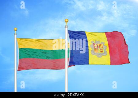 Lituania e Andorra due bandiere su pali e cielo blu Foto Stock