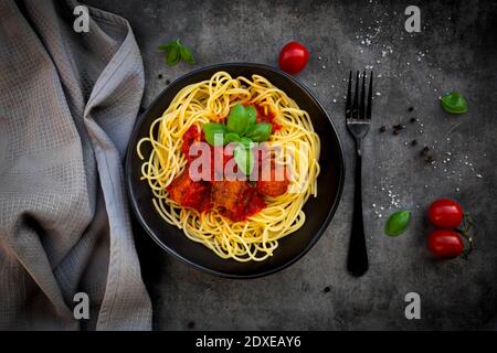 Ciotola di spaghetti con polpette vegetariane e basilico Foto Stock