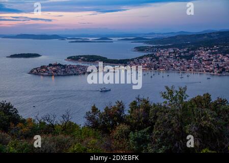 Croazia, Sibenik-Knin County, Primosten, Città sulla costa adriatica al crepuscolo Foto Stock