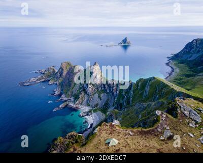 Bella stagione contro il cielo a Matind, Andoya, Norvegia Foto Stock