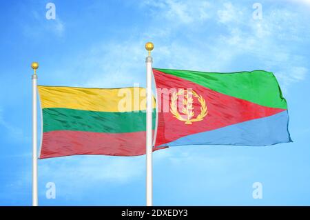 Lituania ed Eritrea due bandiere su palchi e cielo blu Foto Stock