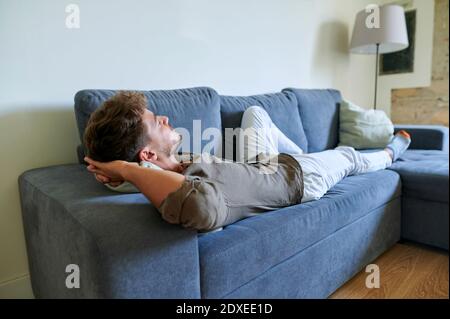 Giovane uomo che dorme su un cuscino riscaldante elettrico in camera da  letto di notte Foto stock - Alamy