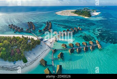 Maldive, Atollo Kaafu, veduta aerea della località turistica tropicale sull'isola di Huraa Foto Stock