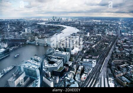 Regno Unito, Londra, Canary Wharf, Tower Bridge e River Thames, vista aerea Foto Stock