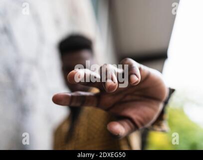 Uomo che gesturing mentre in piedi all'aperto Foto Stock