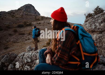 Coppia esplorando la montagna rocciosa durante la vacanza Foto Stock