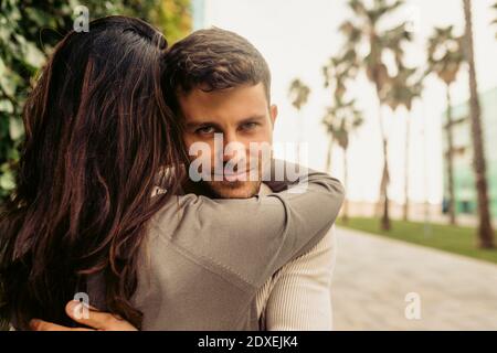 Coppia romantica che si abbracciano l'un l'altro al parco Foto Stock