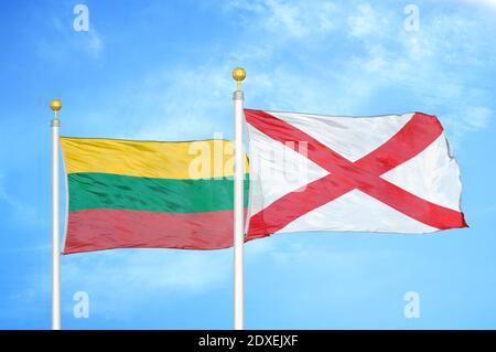 Lituania e Irlanda del Nord due bandiere su flagpoli e blu cielo Foto Stock