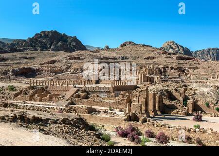 Le rovine del complesso del Grande Tempio presso l'antico sito di Petra in Giordania. Risalente al 25 a.C. al 100 d.C., si estende su una superficie di 7560 mq. Foto Stock