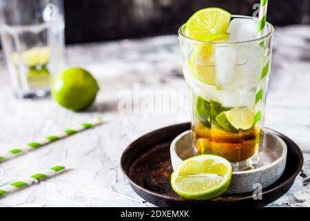 Bicchiere di tradizionale cocktail di caipirinha brasiliano Foto Stock