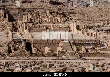 Le rovine del complesso del Grande Tempio presso l'antico sito di Petra in Giordania. Risalente al 25 a.C. al 100 d.C., si estende su una superficie di 7560 mq. Foto Stock