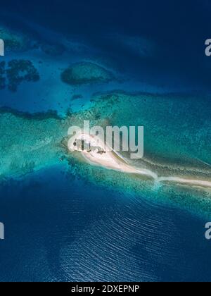 Isola tropicale sul mare, vista aerea Foto Stock