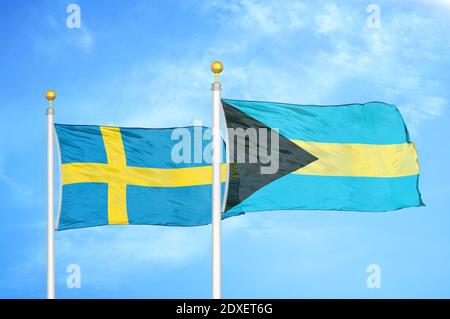 La Svezia e le Bahamas due bandiere su paletti e cielo blu Foto Stock