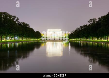 USA, Washington DC, Lincoln Memorial che riflette nella piscina riflettente Lincoln Memorial di notte Foto Stock
