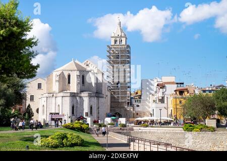 Italia, Puglia, Barletta, Cattedrale di Santa Maria maggiore con campanile in ristrutturazione Foto Stock
