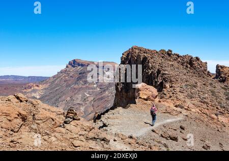 Escursionista maschile sulla strada per Sombrero De Chasna, Parco Nazionale Teide, Tenerife, Isole Canarie, Spagna Foto Stock