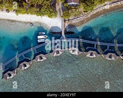 Maldive, Atollo Kaafu, veduta aerea di bungalow di località turistica sull'isola di Kanuhuraa Foto Stock