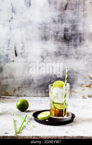 Bicchiere di tradizionale cocktail di caipirinha brasiliano Foto Stock