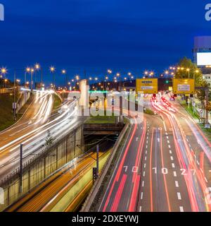 Deutschland, Baden-Württemberg, Stoccarda, Bundesstraßen, B10, B27, Verkehr, Autoverkehr, Autos, Stadtbahn, U-Bahn, öffentlicher Nahverkehr, Mobilität Foto Stock