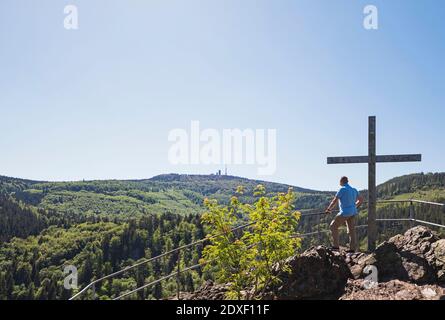 Cielo limpido sopra gli escursionisti senior ammirando la Foresta Turingia dall'osservazione punto Foto Stock